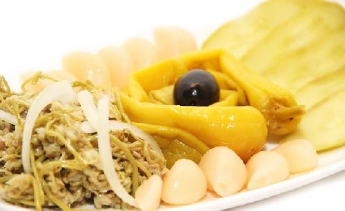 Ассорти из солений (огурчики пикули, соленая капуста ,перец ,чеснок, джонджоли)