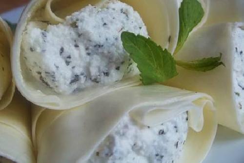 Ломтики сулугуни с творогом