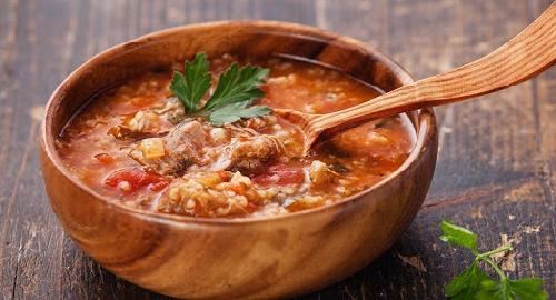 Суп – харчо  мясной суп с рисом ,зеленью и специями