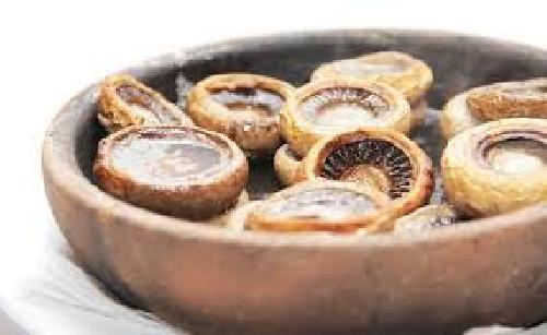 Жаренные грибы на глиняной сковороде Кеци